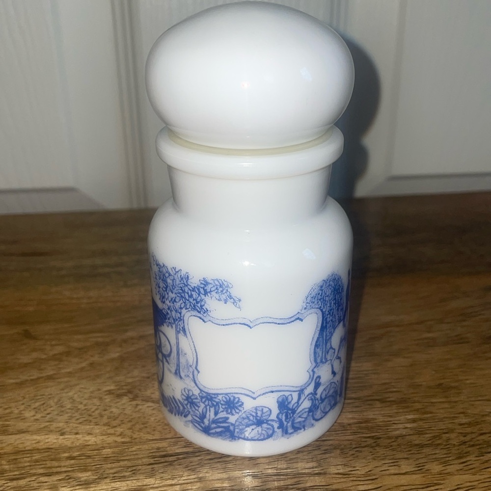 💙VTG Milk glass Spice Jar